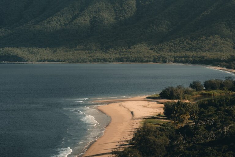 Innisfail Backpacker Guide: Complete Backpacker Guide - Backpacker Guide Cairns Australia